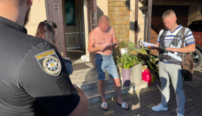 Продавали підробки світового бренду: кіберполіцейські Хмельниччини викрили злочинну групу