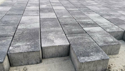 Розікрали майже 1,2 млн грн під час відновлення тротуарів та дороги у Києві: учасникові угруповання повідомили про підозру