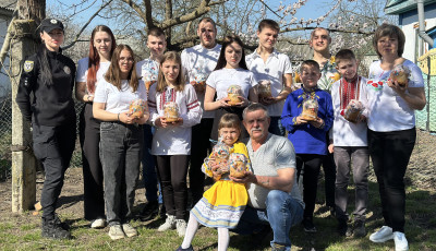 У Прилуках поліцейські разом зі студентами виготовили та передали великодні паски для дітей на прикордоння Новгород-Сіверщини