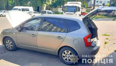 Поліцейські столиці затримали чоловіка, який намагався продати орендоване авто