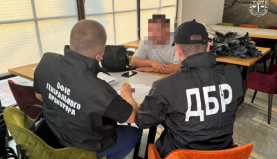 Перешкоджав професійній діяльності журналістів – посадовцю міграційної служби повідомлено про підозру