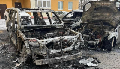 Під Києвом вщент згоріли одразу три автомобілі