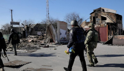 Поліція показала звільнений Макарів: кожен другий будинок знищений або пошкоджений