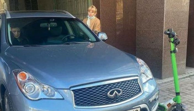 В Киеве авто сбило девушку на самокате. За рулем могла быть топ-чиновница Минюста