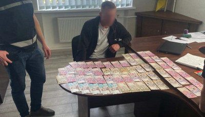 Кіровоградські правоохоронці затримали чоловіка на спробі підкупити поліцейського
