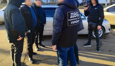 За винагороду обіцяли «допомогу» в отриманні посвідчень водія: Нацполіція викрила двох зловмисників у зловживанні впливом