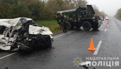 На трассе под Львовом произошло смертельное ДТП с военным грузовиком