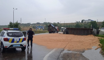 Постраждав водій зерновоза: поліцейські встановлюють обставини ДТП у Білгород-Дністровському районі