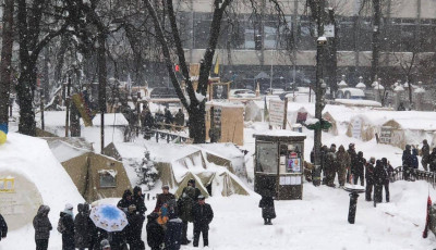 Стягнули Нацгвардію, стоять автозаки: активісти заявляють про початок зачистки наметового містечка під Радою.