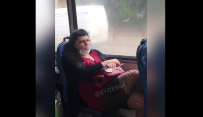 Одесситка курила в троллейбусе и обматерила патрульных: из салона ее вытащили силой