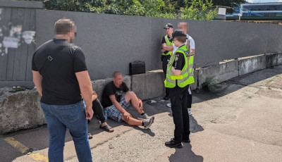 Столичні оперативники затримали злочинців, які пограбували чоловіка на вокзалі