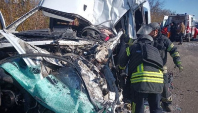 На Донеччині загинув водій маршрутки, яка зіткнулася з вантажівкою, ще 10 пасажирів були травмовані