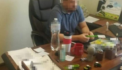 Слідчі управління поліції в метрополітені повідомили про підозру посадовцю у незаконному нарахуванні премій та виплат