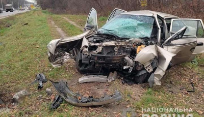 Смертельна ДТП у Києві: автівка врізалась у стовп і загорілась 