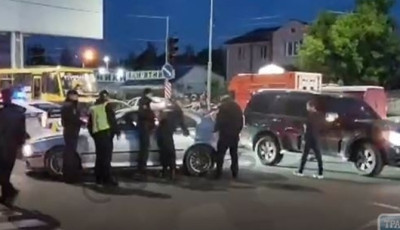 В Одессе 12-летний “гонщик” прокатил свою мать на капоте и врезался в столб