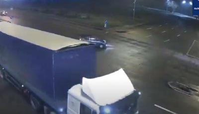 В Киеве пьяный водитель влетел в грузовик и пытался сбежать с места ДТП