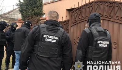 На Закарпатье мужчина удерживал в неволе трех иностранцев