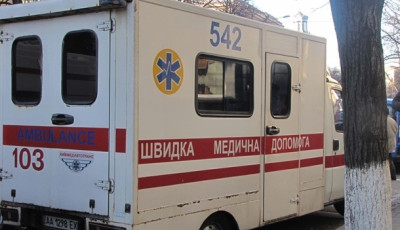 Бил топором по голове, ограбил и сбежал: под Киевом неизвестный напал на женщину