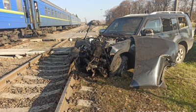 На Харьковщине поезд сбил автомобиль, пострадала женщина-водитель