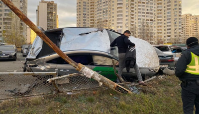 В Киеве авто на огромной скорости влетело в стоянку