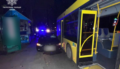 У Києві п'яна жінка на BMW врізалася у автобус