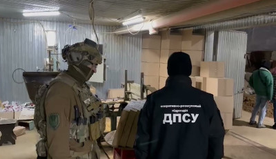 Підпільну промислову лінію з повного циклу виробництва сигарет викрили в Одеській області