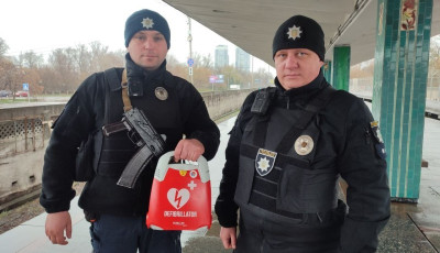Поліцейські столичної підземки врятували життя пасажиру метро