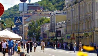Громадянина підозрюють у самовільному зайнятті ділянки та будівництві в історичній частині Києва 
