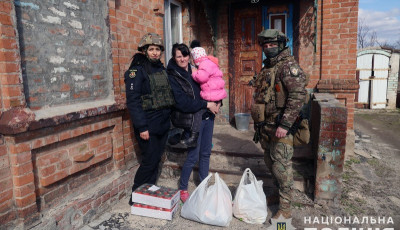 Запорізькі ювенальні поліцейські та спецпризначенці передали дітям із прифронтового Оріхова гумдопомогу