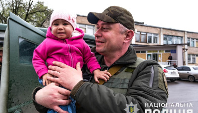 Врятували дитячі життя: за один день з Красногорівки «білі янголи» вивезли п’ятьох дітей з батьками
