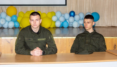 Молоді ветерани війни розповідають старшокласникам про власний бойовий досвід