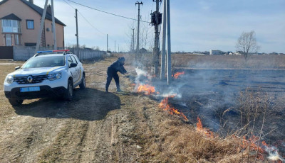 Поліцейські офіцери громади допомогли загасити пожежу в селищі Красилівка