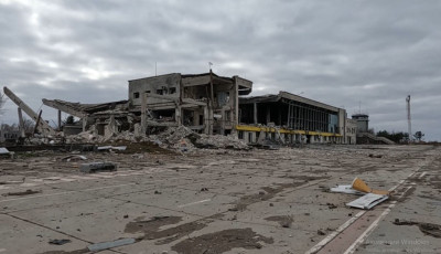Поліцейські Херсонщини фіксують воєнні злочини армії рф на території аеропорту у с.Чорнобаївка