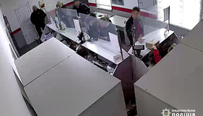 В Умані викрили шахрая, який продавав неіснуючі автозапчастини та підміняв товари на пошті