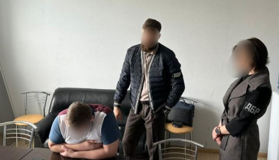 Інспектора Київської митниці підозрюєть у безпідставному нульовому розмитненні товару, що завдало збитки бюджету майже на ₴110 тис.