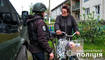 «Білі Янголи» доставили хліб мешканцям прифронтового села Торське Лиманської громади