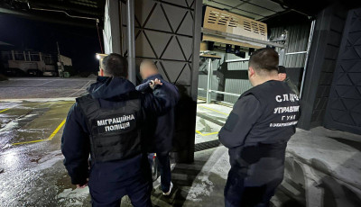 На Закарпатті зловмисник намагався «домовитися» з прикордонником про переправу через кордон чоловіків призовного віку