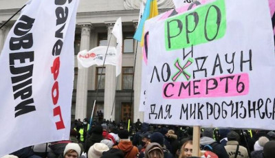 В Киеве будут судить полицейского, который напал на журналиста во время протеста ФОПов