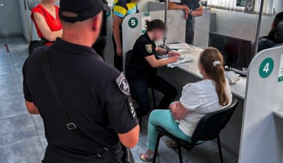 За гроші обіцяли допомогти скласти іспит з водіння – оперативники ДВБ Нацполіції викрили керівника автошколи та його спільницю