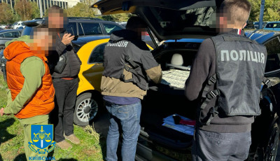 У Києві затримали викладача приватного університету, який за 10 тис доларів США обіцяв влаштувати чоловіка на роботу вибухотехніком заради бронювання