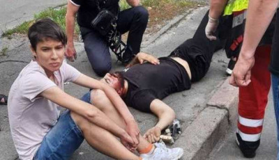 В Киеве пешеход бросилась под колеса электровелосипеда: водитель разбил голову