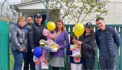 Поліцейські Києва продовжують надавати гуманітарну допомогу переселенцям з Київщини