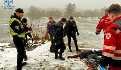 Провалився під кригу: у Києві на озері загинув рибалка