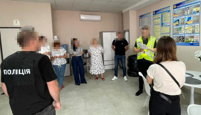 Чверть мільйона гривень за дозвільні документи: на Хмельниччині поліцейські викрили фігурантів злочинної «схеми»