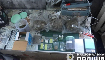 У столиці судитимуть 26-річного киянина, який відправляв наркотики в пакунках з печивом