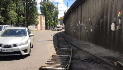У Києві впала огорожа на «втомленому» мосту (фото, відео) 