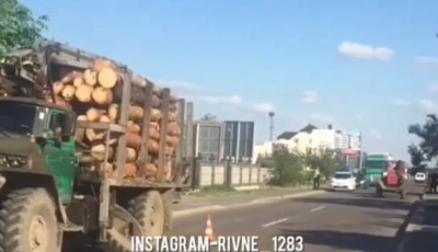 Под Ровно пешеходу колесом грузовика оторвало руку