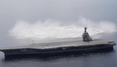 Американские военные взорвали 18-тонную бомбу рядом с авианосцем (видео)