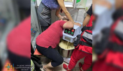 Жительница Днепра «застряла» в бытовом приборе: вызволяли спасатели