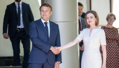 Макрон привітав Санду з переобранням на посаду президента Молдови
